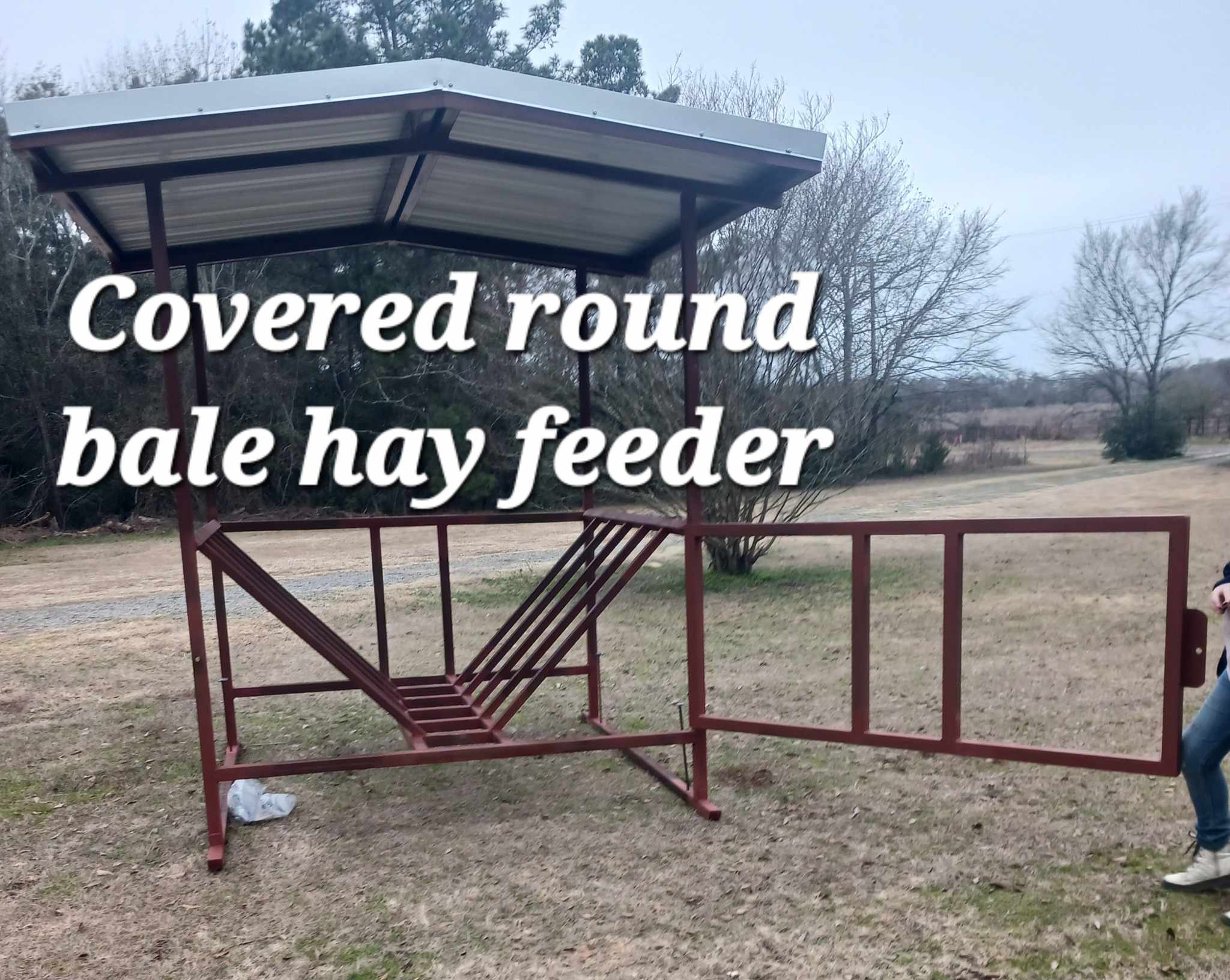 Covered round bale hay feeder