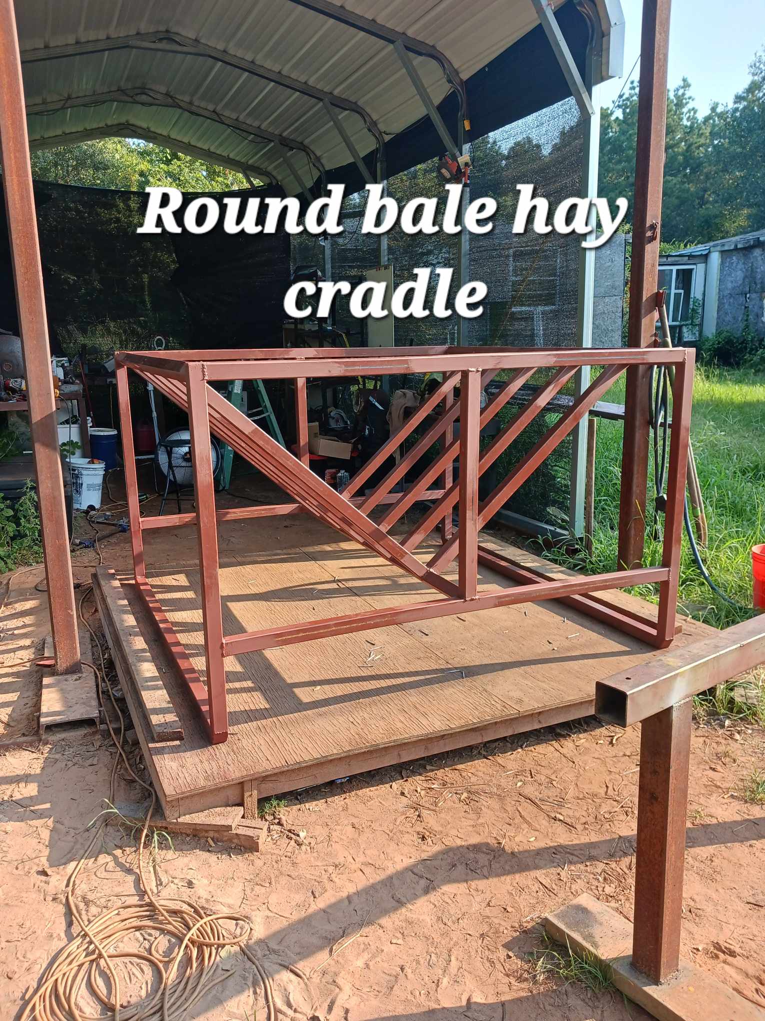 Round bale hay cradle